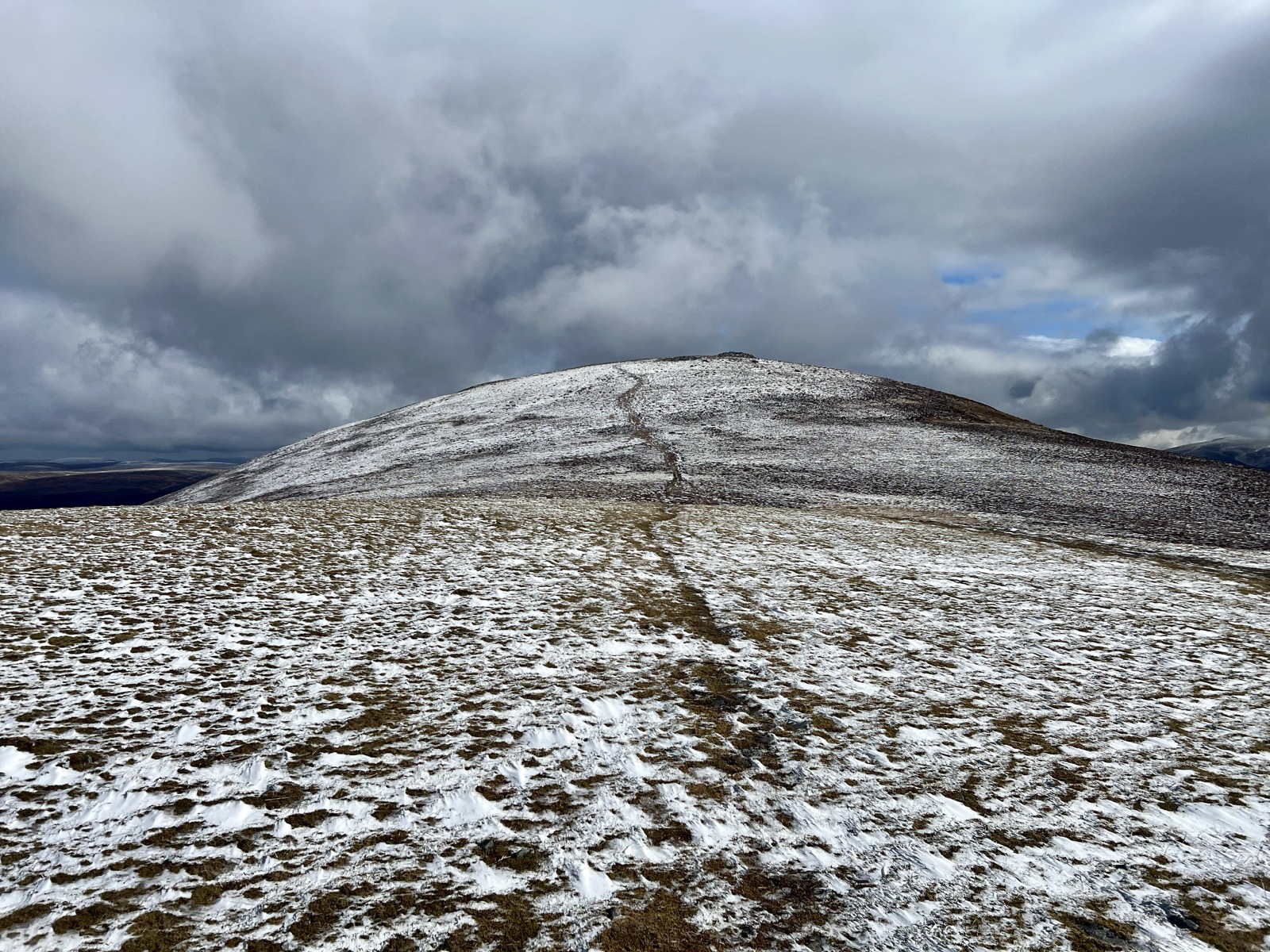 Sprinkling of snow on the final ascent to Dearg.